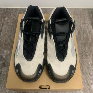 Yeezy 700 V3 Kids & Size 1 1/2 & been worn 3 times.